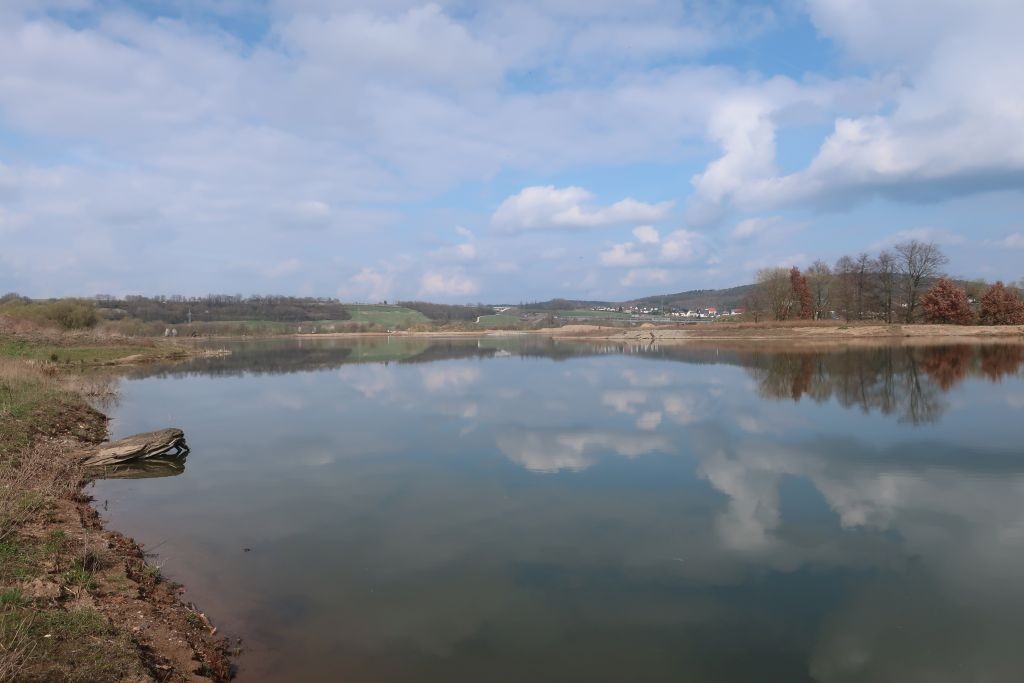 Bei Reundorf wird seit einigen Jahren direkt neben dem Main großflächig Kies abgebaut.