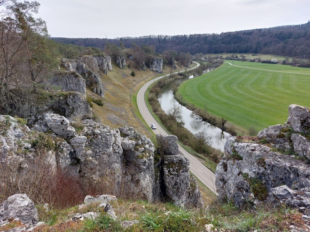 Die Zwölf Apostel im Altmühltal bei Solnhofen mit schönem Trockenrasenhang