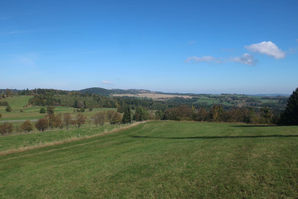 So sieht es dort aus: hügeliges Land, weite Blicke, unten im Tal verläuft das Grüne Band, die Hügel gegenüber sind schon Thüringen.
