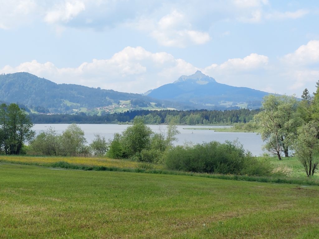 Der Grüntensee, ein von der Wertach gespeister, 1962 angelegter Stausee mit dem Grünten im Hintergrund