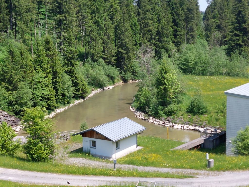 Hier der Abfluss der Wertach aus dem See