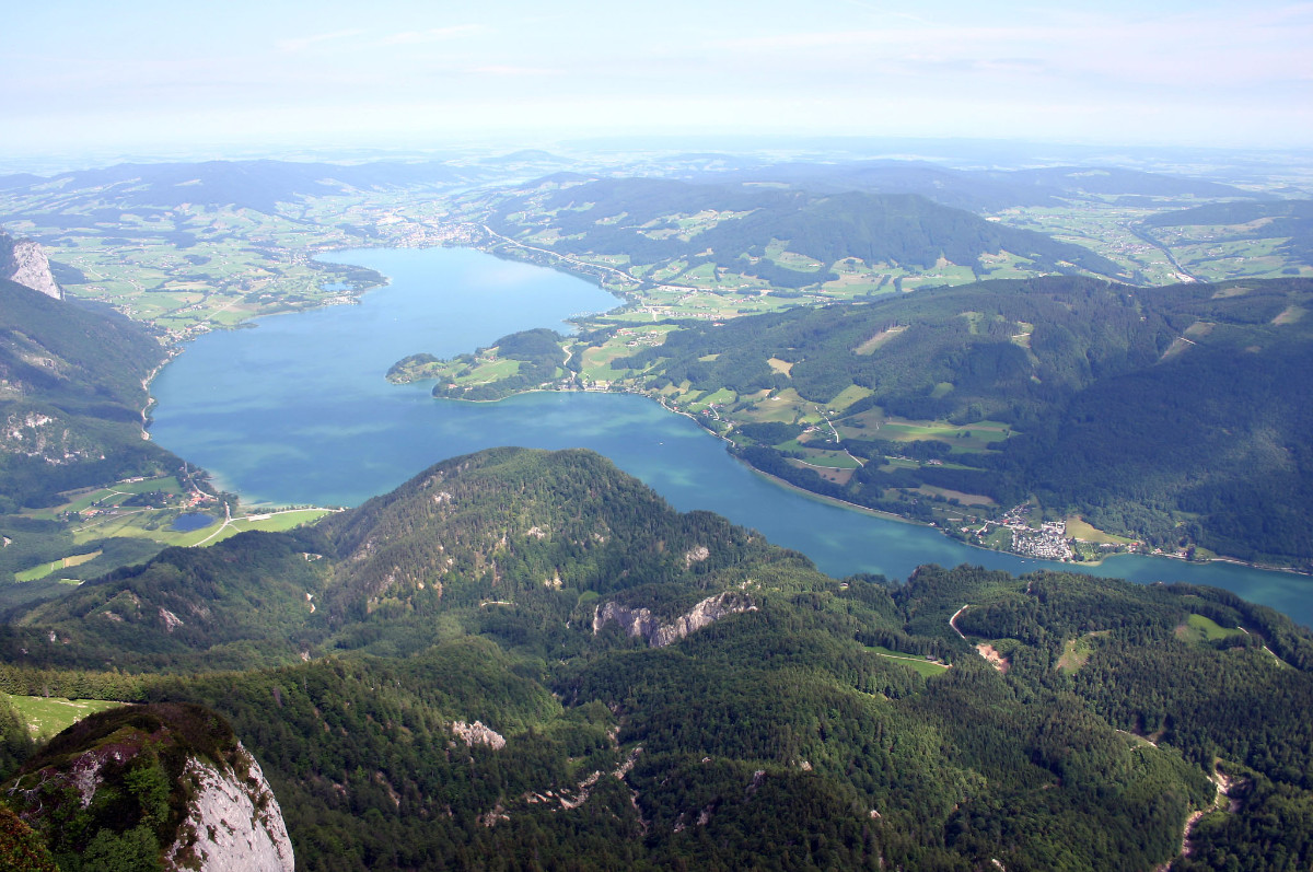 Blick auf den Mondsee von der Kante des Schafberges